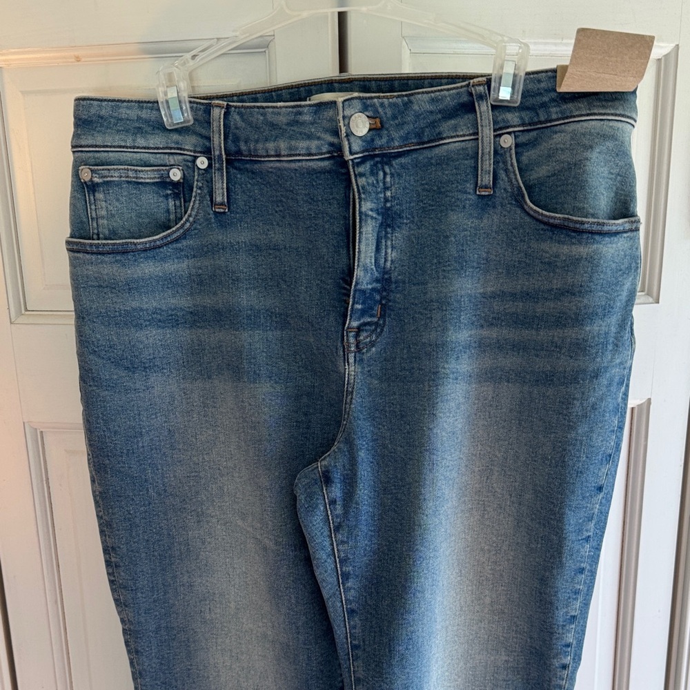 Madewell Curvy Kickout Women's Jeans - Comfortable Mid Wash Denim